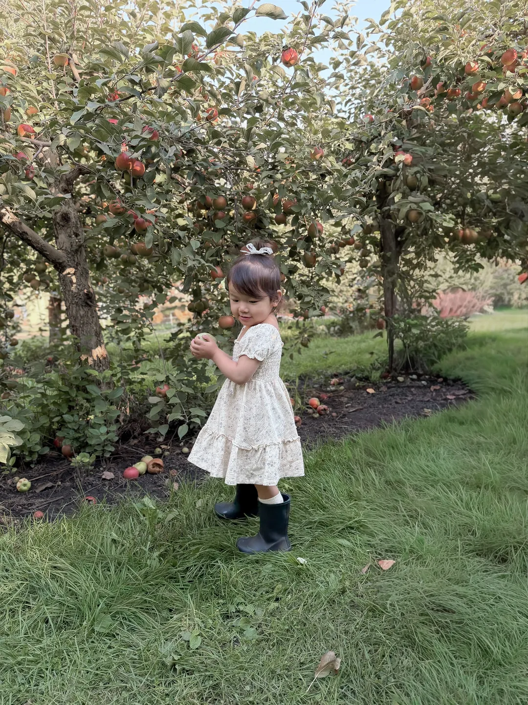 A little fall memory with my favorite humans 🍂🍎 it started as our tradition, and now it’s theirs t